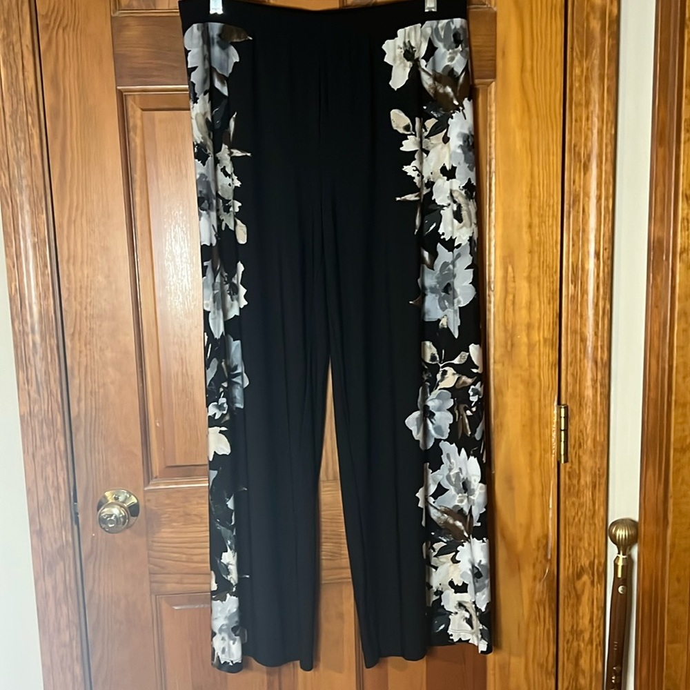Women’s Susan Graver Liquid Knit Pants Size Large Petite Black With Floral Print
